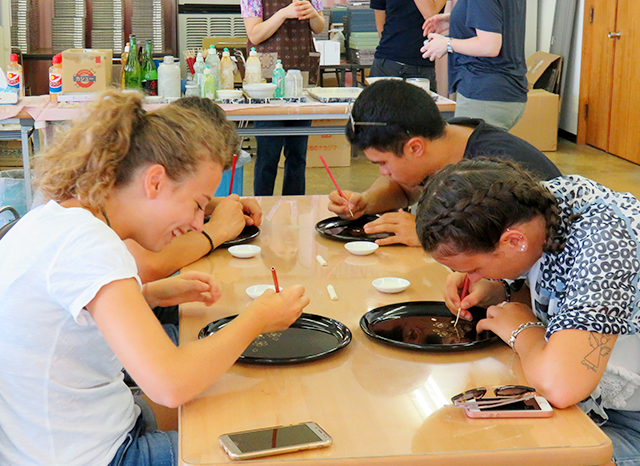 Lacquerware Maki-e (embellishment of lacquerware with gold and silver powder) Hands-on Experience